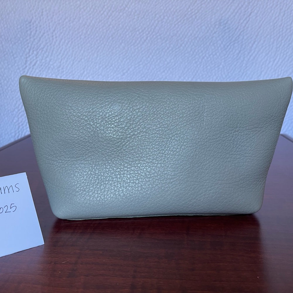 Portland Leather Goods – Nimbus Utility Bag - Picture 2 of 5